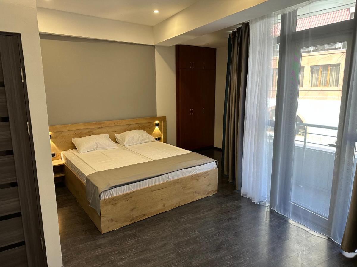 Friendly Hotel 耶烈万 外观 照片