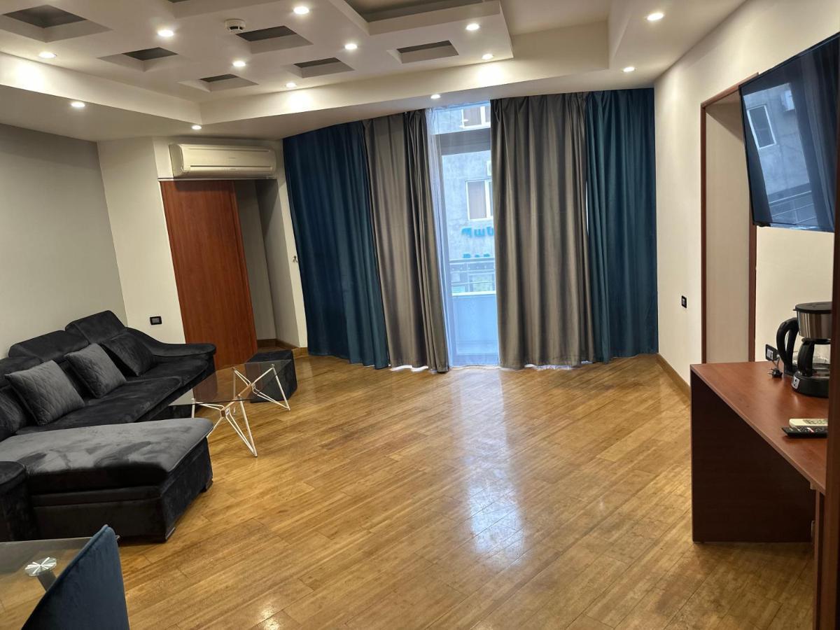 Friendly Hotel 耶烈万 外观 照片
